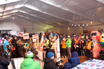 Wejście wolontariuszy z flagami i tablicami państw uczestniczących w Pucharze Świata na scenę